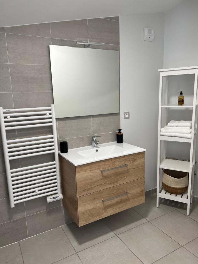 Villa Gaia - 2 Suites Lits King Size Et Salles De Bain Privatives - Parking Prive - 10 Minutes Eurexpo - Aeroport - Groupama Stadium Genas Bagian luar foto